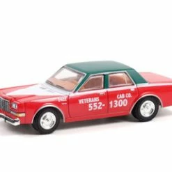 1983 Dodge Diplomat - Veteran's Cab Co, Red W/Matte Green - Greenlight 30283 - 1/64 Diecast Car