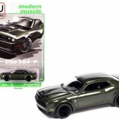 2019 Dodge Challenger SRT Hellcat, Green Metallic - Auto World AWSP076/24B - 1/64 Scale Diecast Car